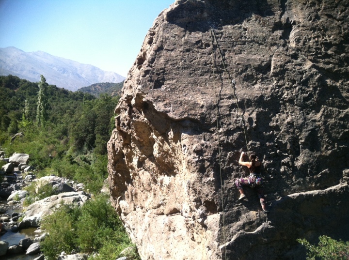 Climbing the rock alongside el Estero del Manzano.